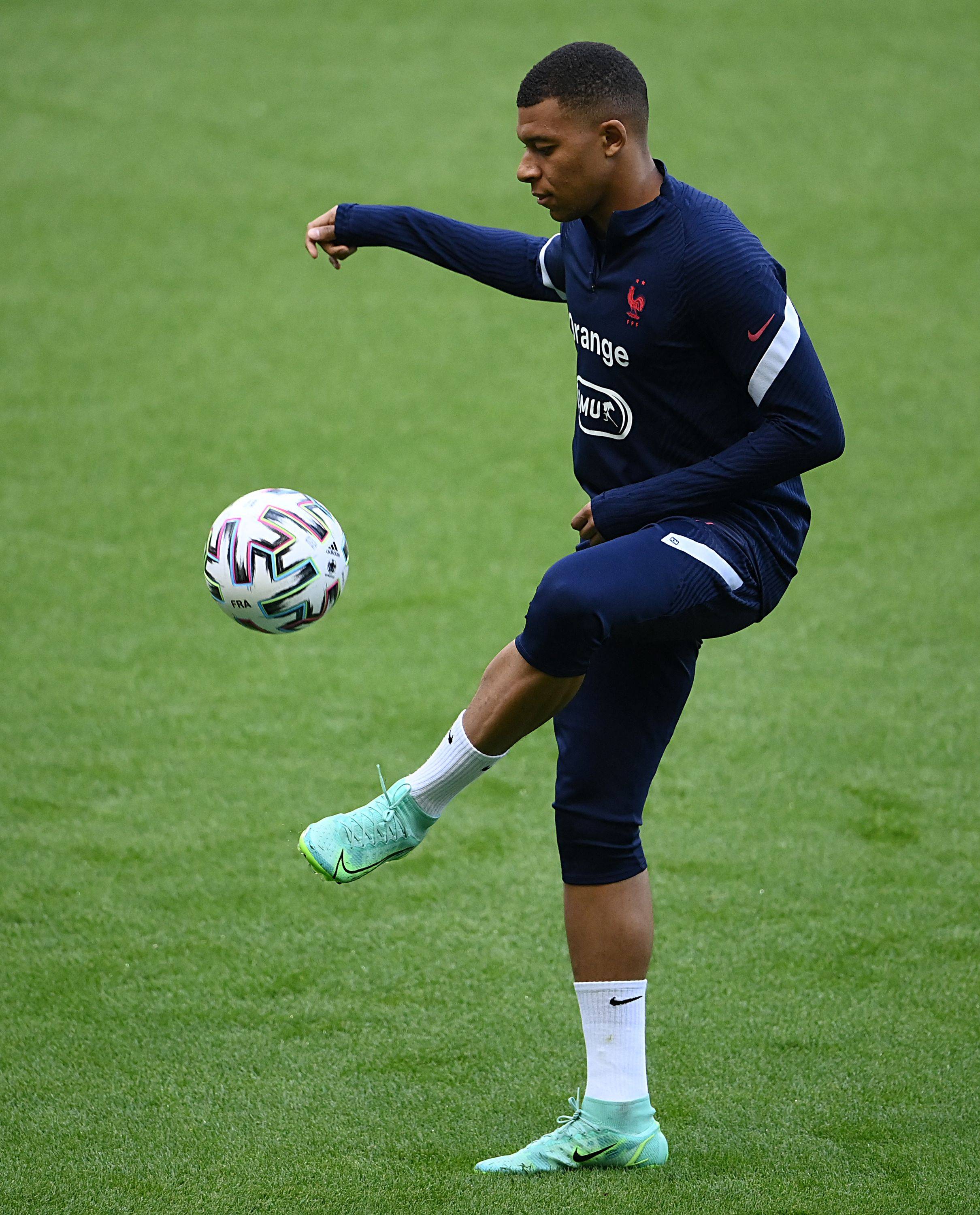 记者：当初是佩普要国足跟越南打对攻，还开小会不让陈洋参加（记者称佩普当时要求国足与越南对攻，还另开小会未让陈洋参加）