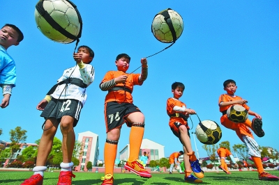 欧联对阵格拉茨风暴，卡拉布里亚打进挑球过人后精彩进球