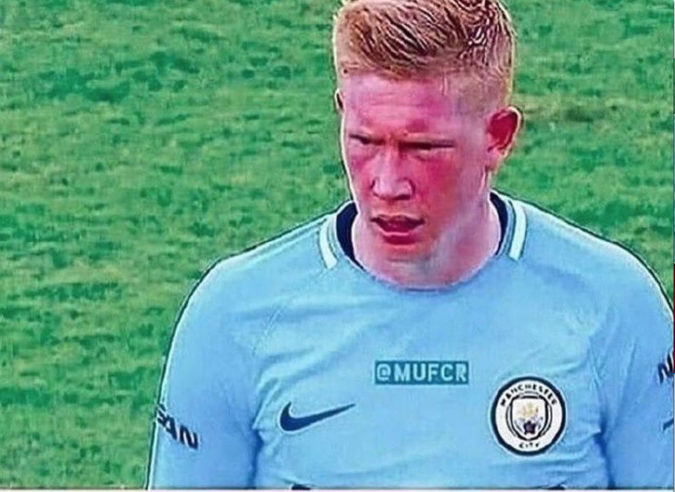 西甲半场：拉菲尼亚点射建功+中框，巴萨暂1-0十人黄潜（西甲半场战报：拉菲尼亚点球破门并中柱，巴萨暂以1-0领先十人比利亚雷亚尔）