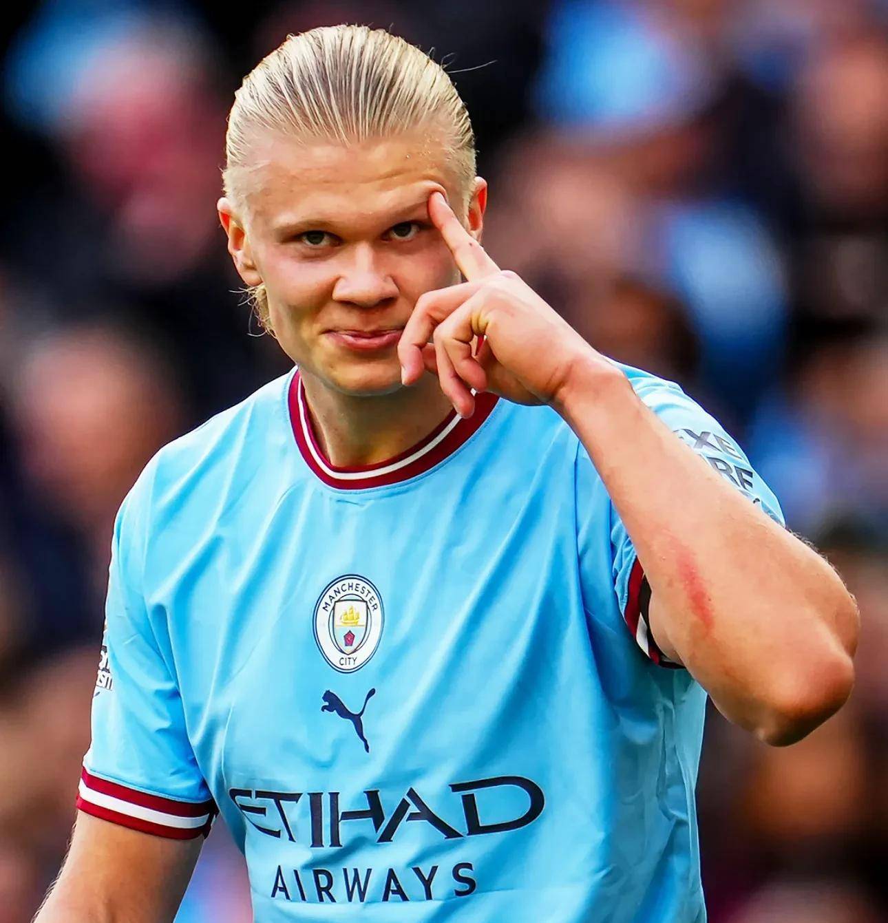 疑似拉倒巴恩斯未吹罚犯规，詹姆斯：我只是碰了他，没拉他（被质疑拉倒巴恩斯未判犯规，詹姆斯回应：只是碰到并非拉人）