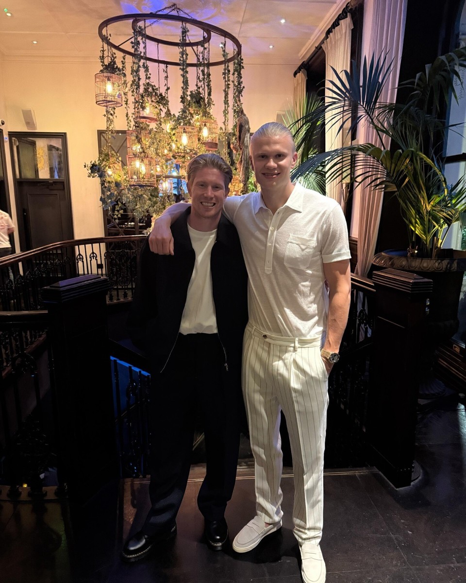 麦克阿瑟官推晒全队登长城照：回顾北京之行（麦克阿瑟官方推特发布全队登长城照：回顾北京之旅）